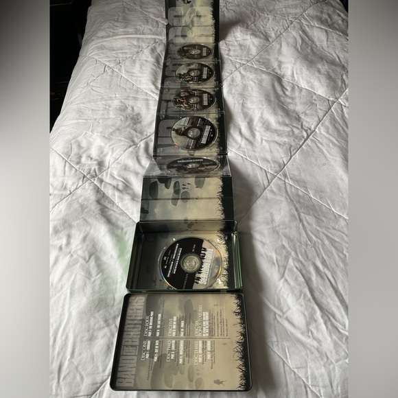 Band of Brothers DVD Collectible Tin Box Set - Picture 5 of 5